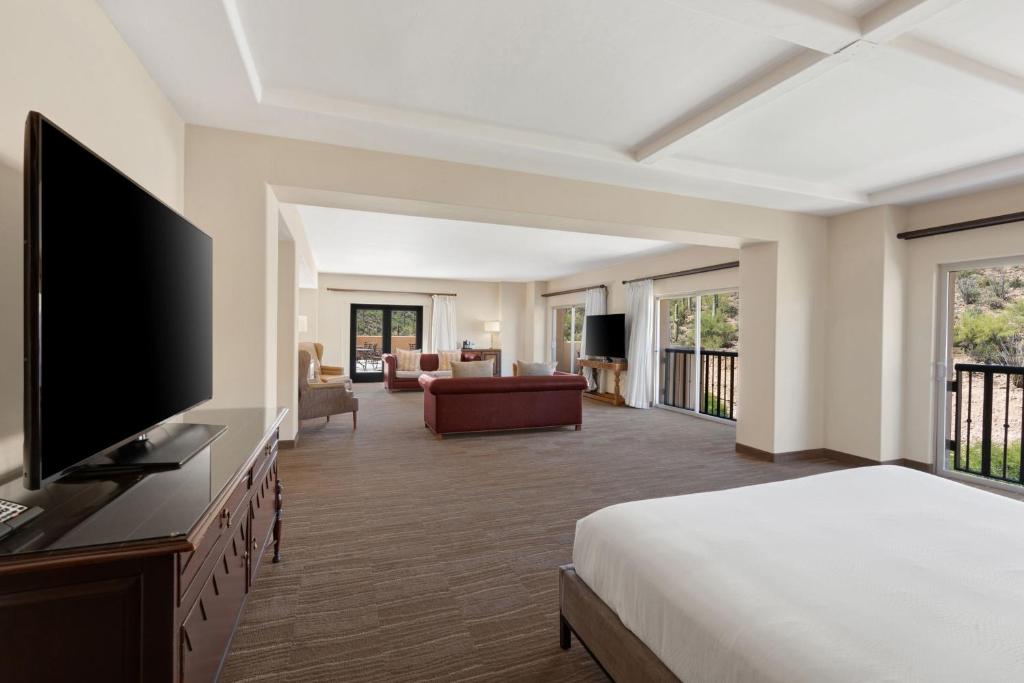 TV a/nebo společenská místnost v ubytování JW Marriott Tucson Starr Pass Resort
