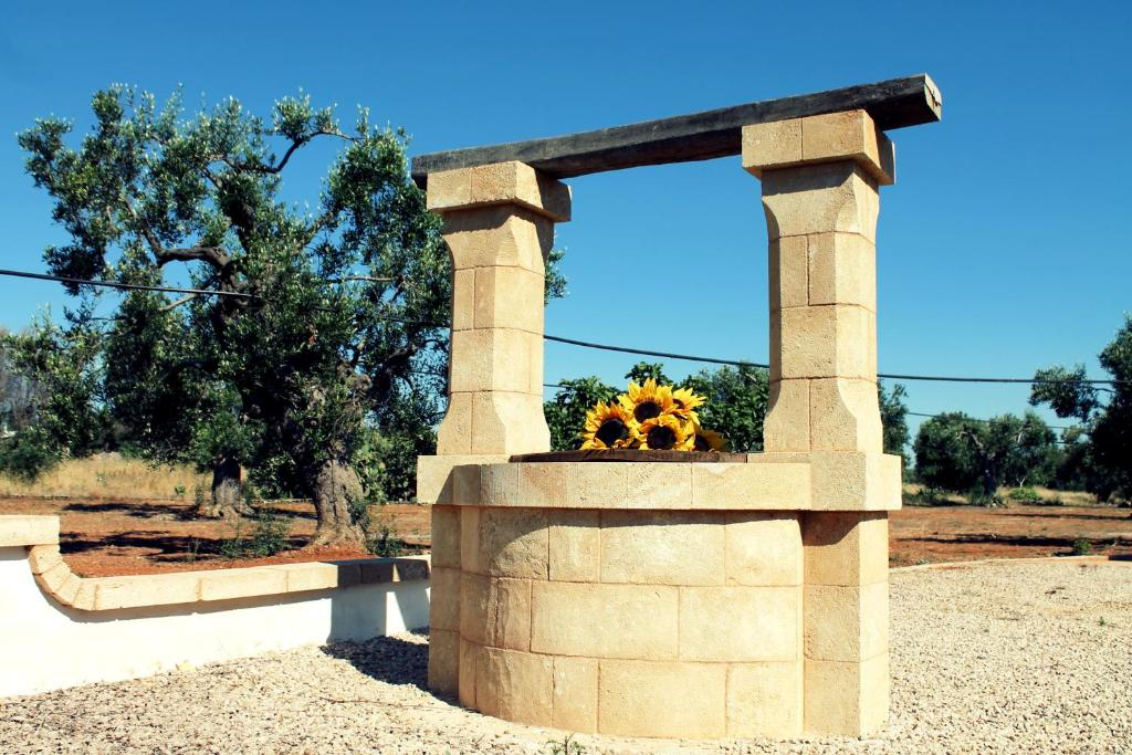 a stone monument with a sunflower in it at Country Salenthouse in Marina di Mancaversa