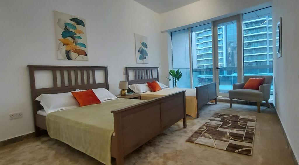 Casa Vera Vacations في دبي: غرفة نوم بسرير ومكتب وكرسي