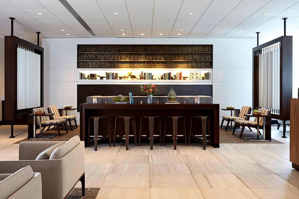 Posezení v ubytování New York Marriott at the Brooklyn Bridge
