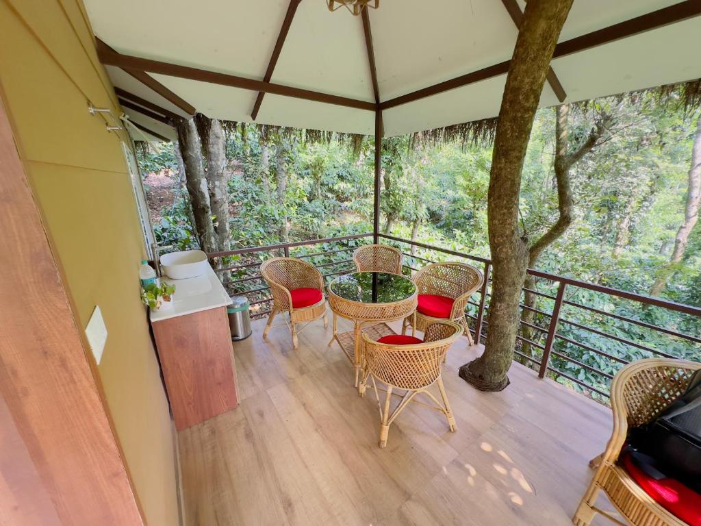 Balkón nebo terasa v ubytování Coffee Cradle Wayanad Luxuorios Private Tree House - Inside 2 Acre Coffee Plantation