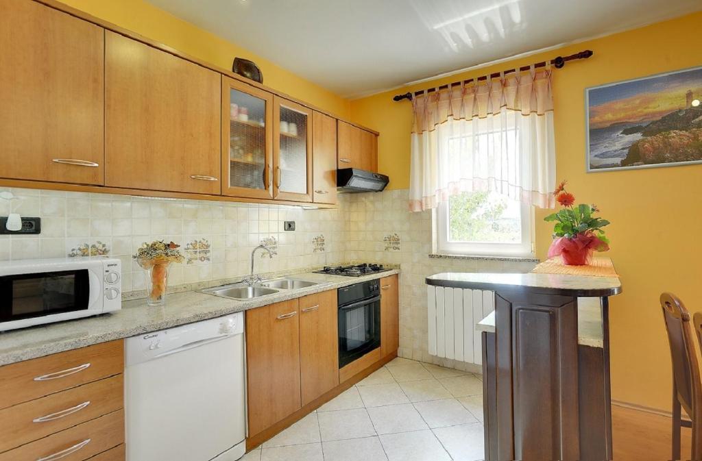 Kuchyňa alebo kuchynka v ubytovaní Villa Semy