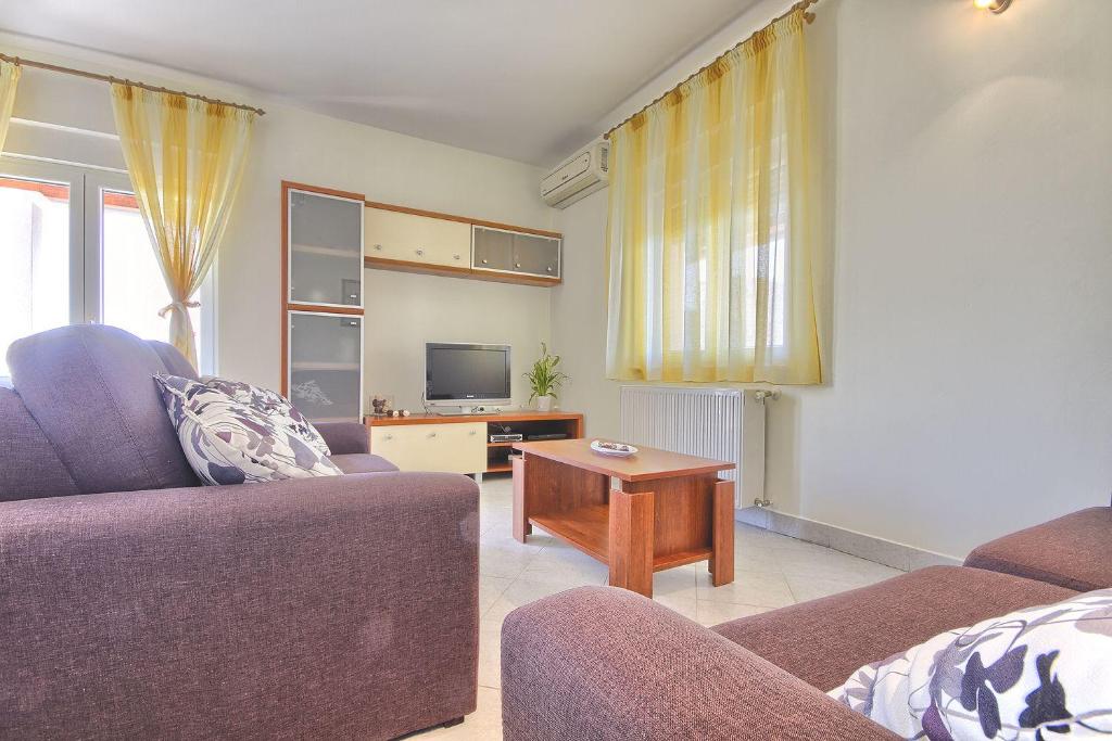 salon z 2 kanapami i stołem w obiekcie Casa Nina & Tea w mieście Valtura