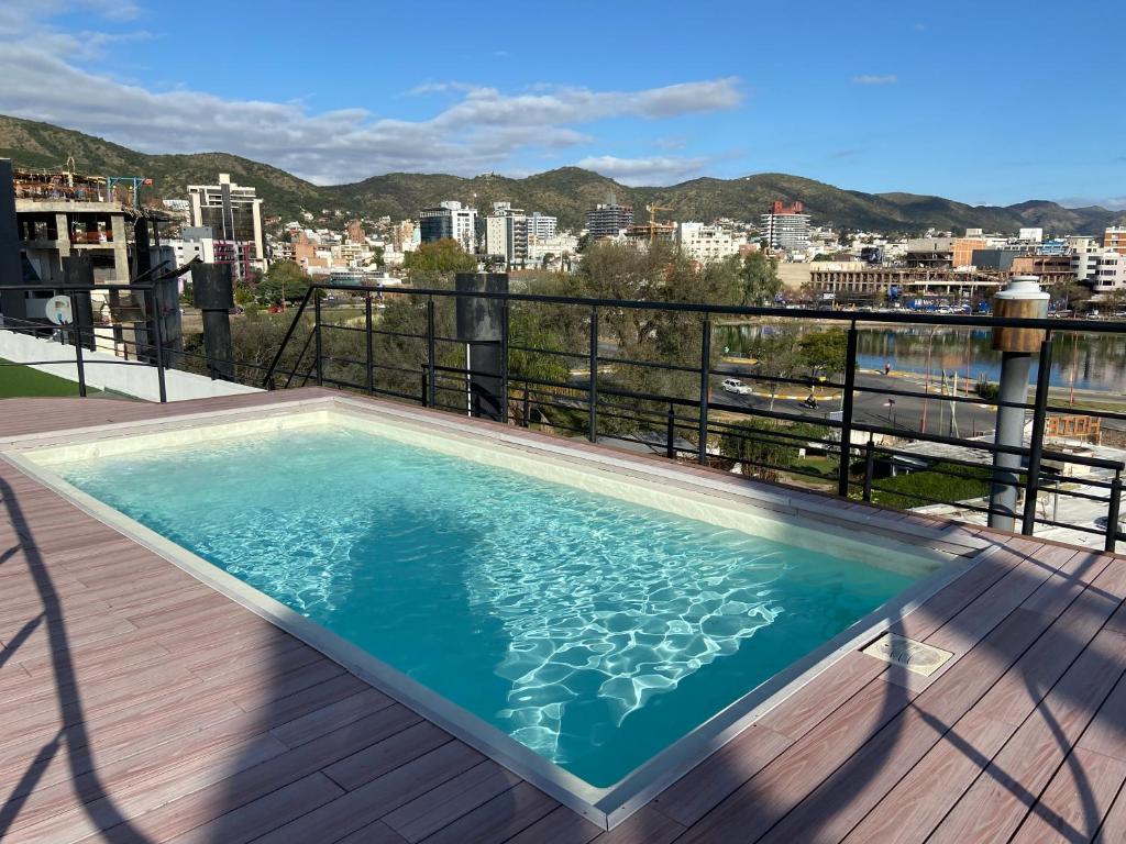 una piscina en un balcón con vistas a la ciudad en Dpto Edificio Tempo en Villa Carlos Paz