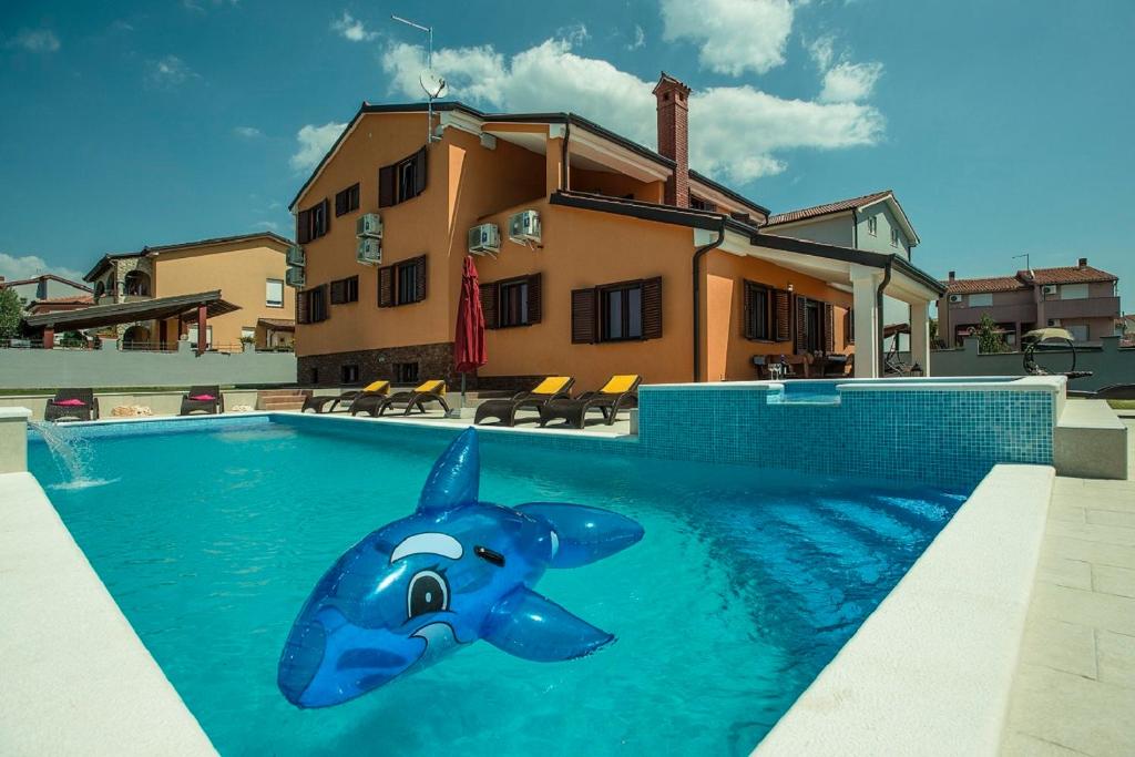 ein Bild eines Hais in einem Pool in der Unterkunft Villa Erica in Pula