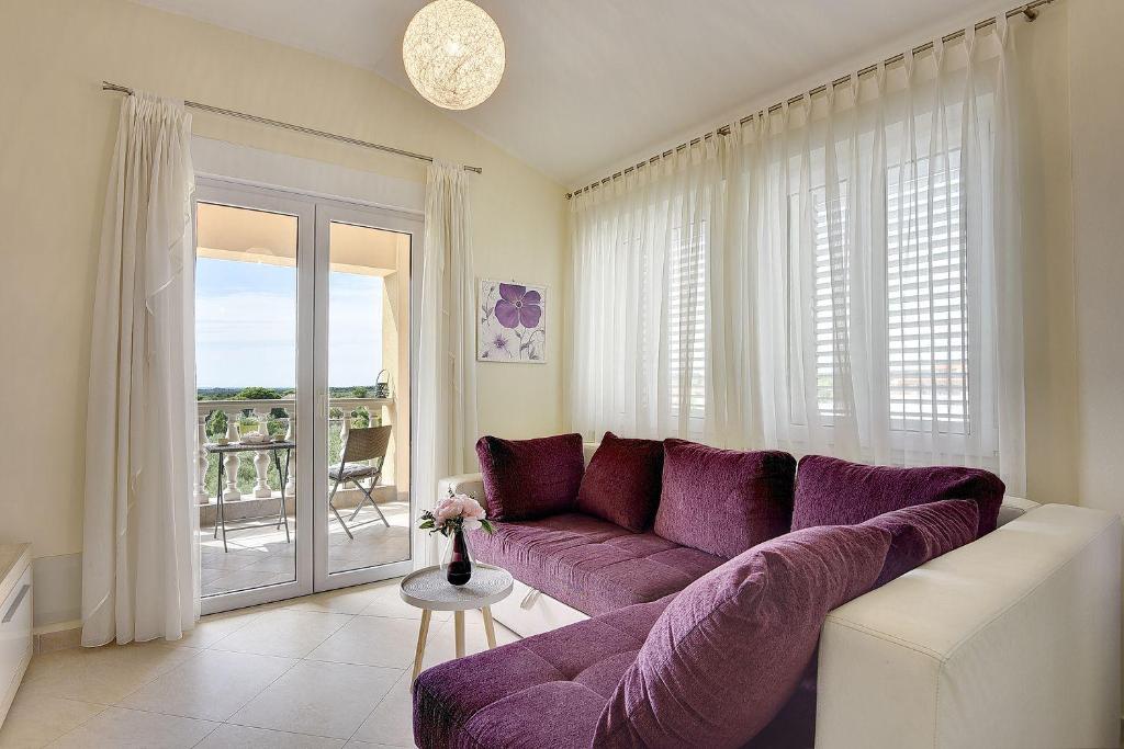 Część wypoczynkowa w obiekcie Modernes Appartement mit Balkon, BBQ, WLAN, Klima