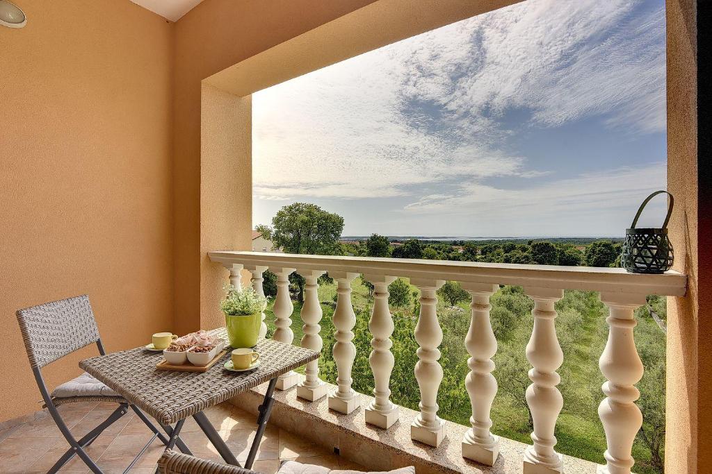 Balkon lub taras w obiekcie Modernes Appartement mit Balkon, BBQ, WLAN, Klima