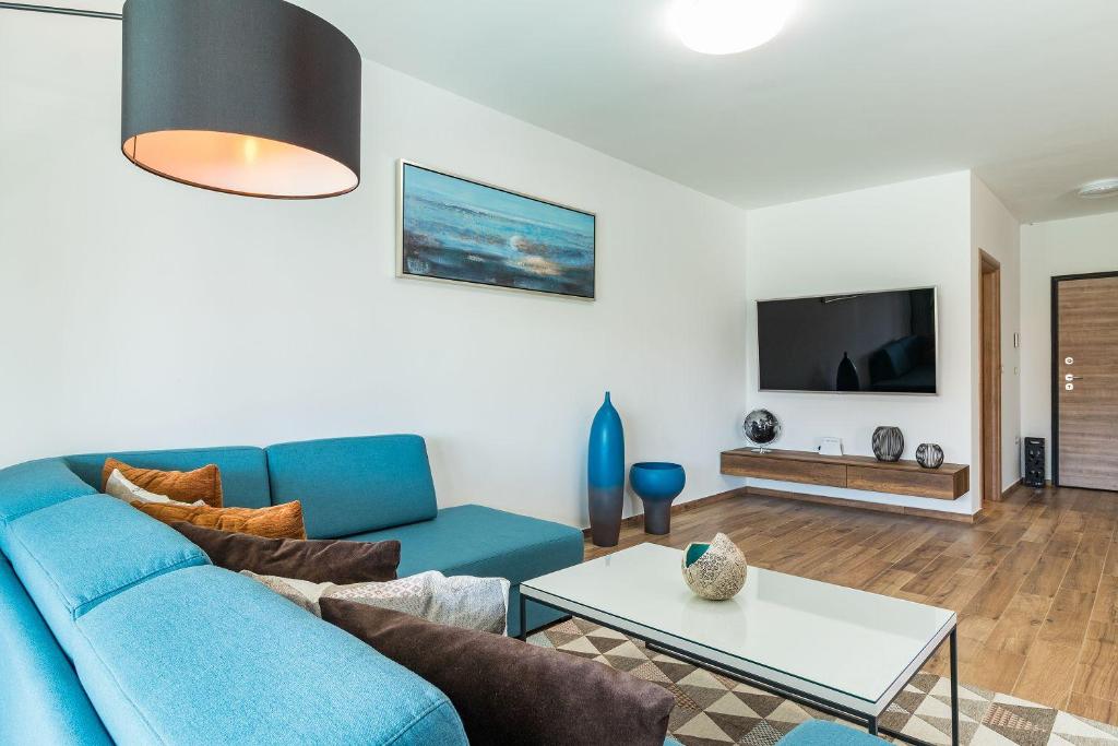TV a/nebo společenská místnost v ubytování Villa mit privatem Pool, WLAN, Klima und Bäder en suite