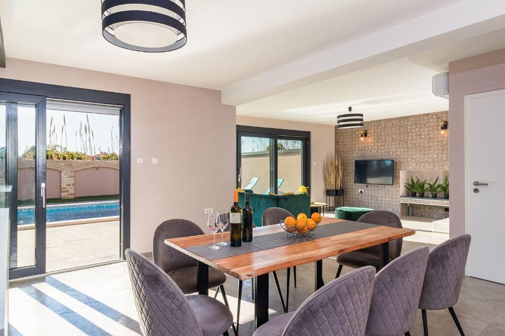 Basen w obiekcie Luxuriöse Villa mit privatem Pool und Sonnenterrasse lub w pobliżu