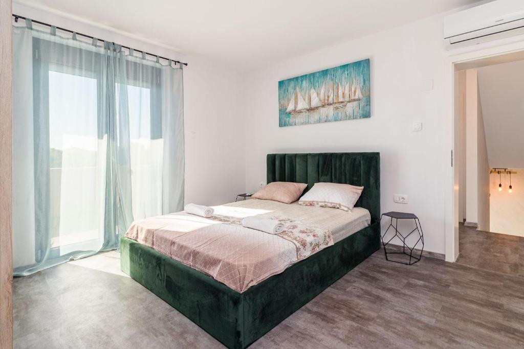 Łóżko lub łóżka w pokoju w obiekcie Luxuriöse Villa mit privatem Pool und Sonnenterrasse