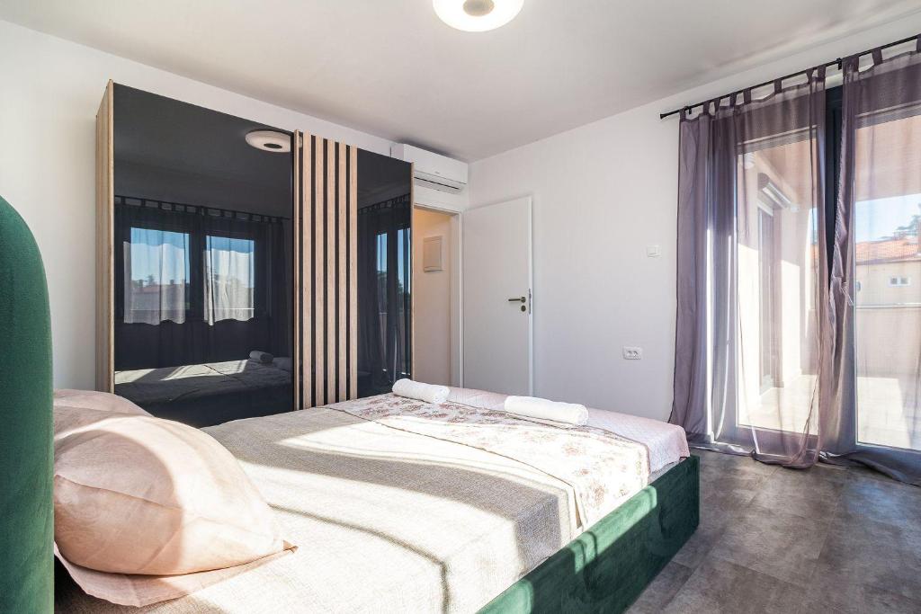 Łóżko lub łóżka w pokoju w obiekcie Luxuriöse Villa mit privatem Pool und Sonnenterrasse