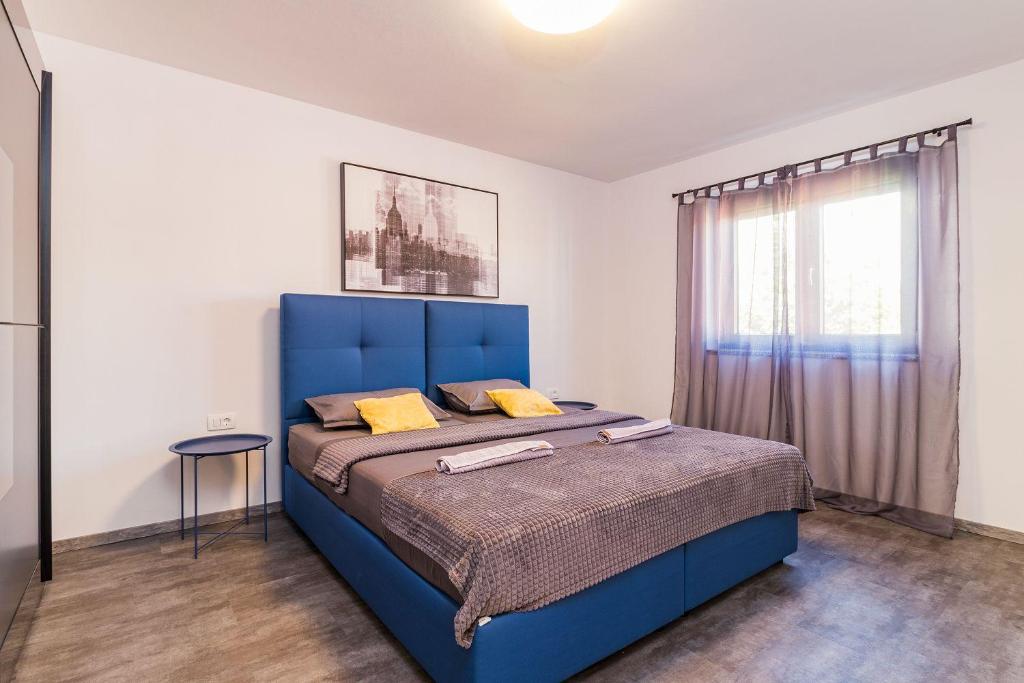 Łóżko lub łóżka w pokoju w obiekcie Luxuriöse Villa mit privatem Pool und Sonnenterrasse