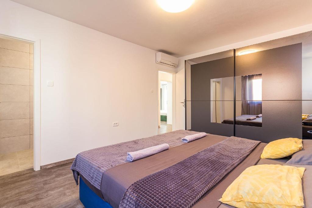 Łóżko lub łóżka w pokoju w obiekcie Luxuriöse Villa mit privatem Pool und Sonnenterrasse