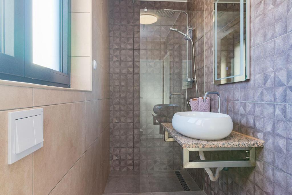 Łazienka w obiekcie Luxuriöse Villa mit privatem Pool und Sonnenterrasse