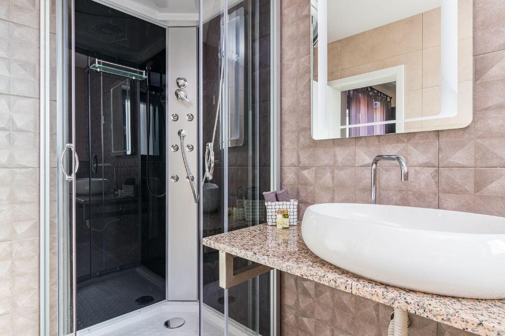 łazienka z umywalką i prysznicem w obiekcie Luxuriöse Villa mit privatem Pool und Sonnenterrasse w mieście Valbandon