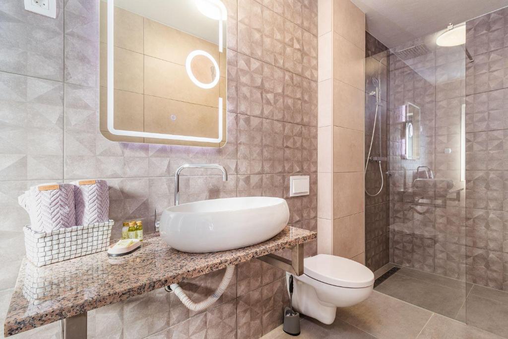 Łazienka w obiekcie Luxuriöse Villa mit privatem Pool und Sonnenterrasse