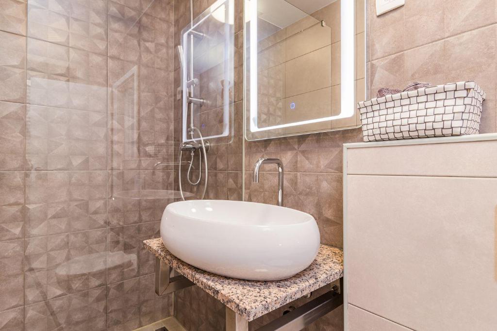 Łazienka w obiekcie Luxuriöse Villa mit privatem Pool und Sonnenterrasse