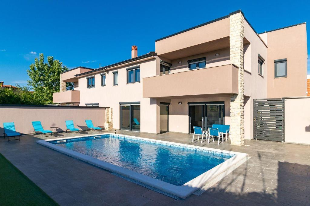 Basen w obiekcie Luxuriöse Villa mit privatem Pool und Sonnenterrasse lub w pobliżu