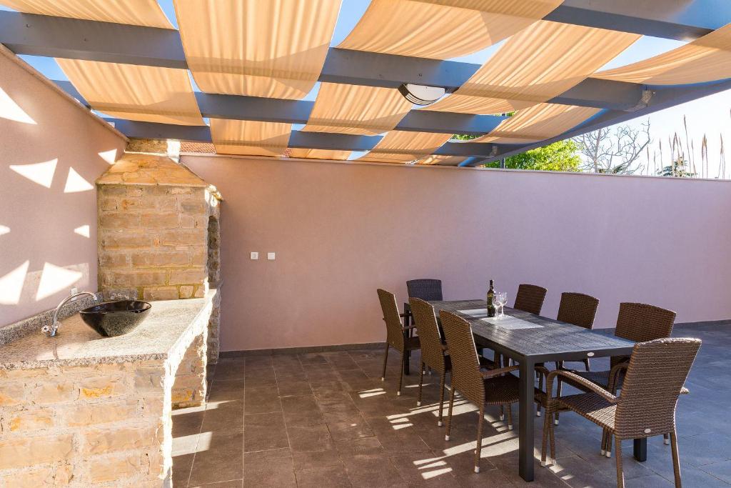Zdjęcie z galerii obiektu Luxuriöse Villa mit privatem Pool und Sonnenterrasse w mieście Valbandon