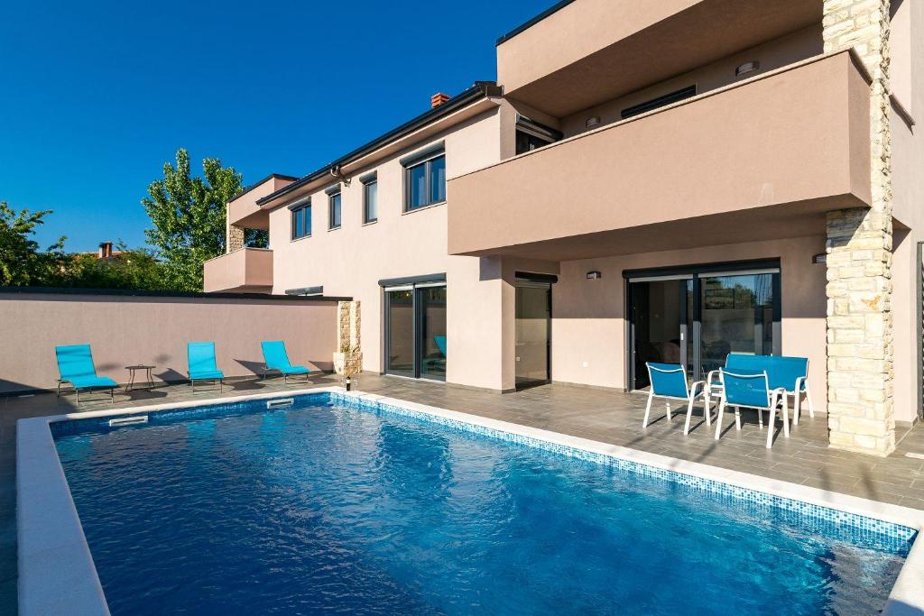Basen w obiekcie Luxuriöse Villa mit privatem Pool und Sonnenterrasse lub w pobliżu