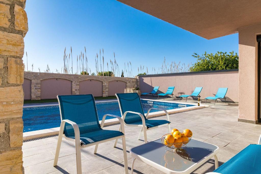 Część wypoczynkowa w obiekcie Luxuriöse Villa mit privatem Pool und Sonnenterrasse