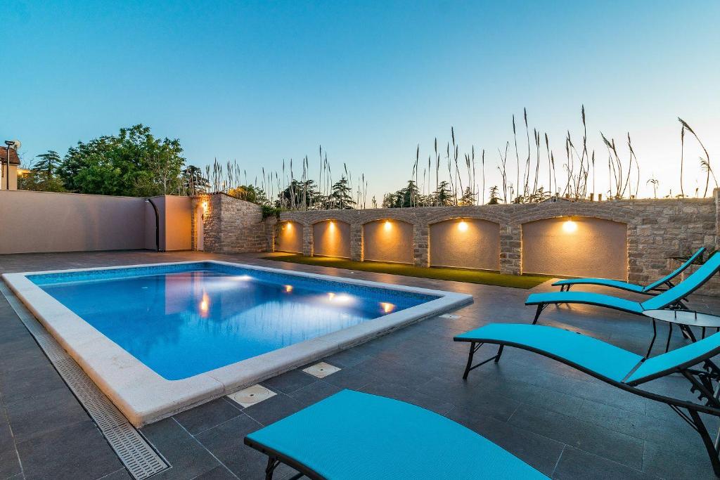 Basen w obiekcie Luxuriöse Villa mit privatem Pool und Sonnenterrasse lub w pobliżu