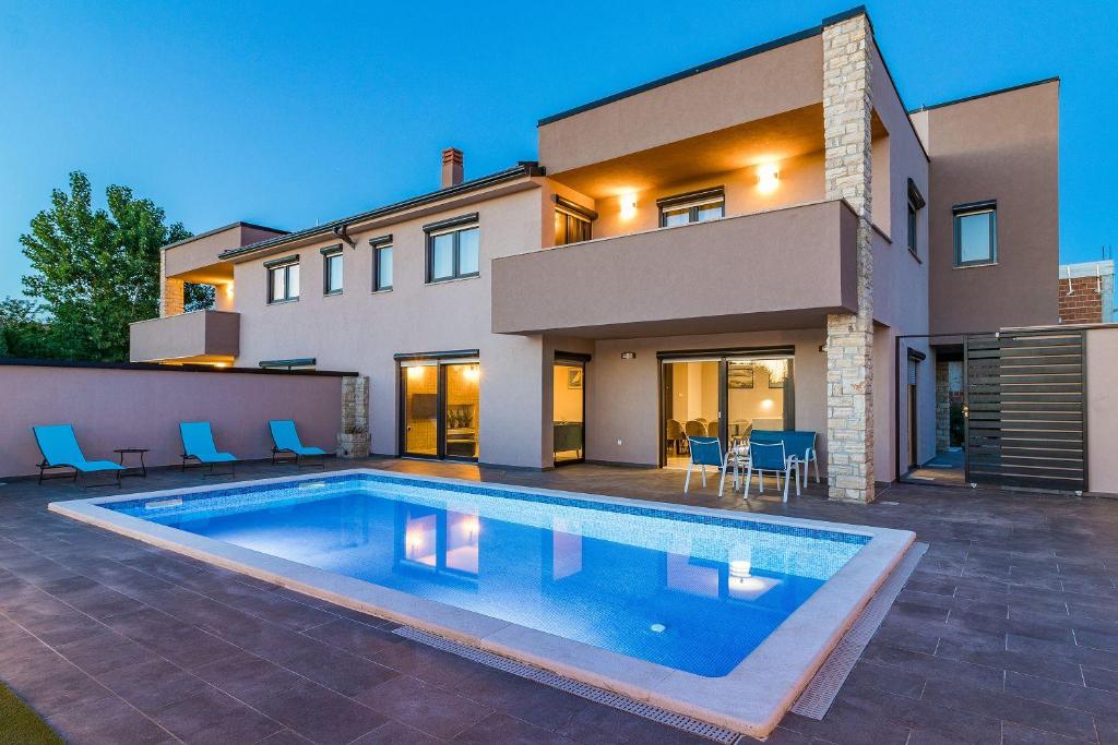 Basen w obiekcie Luxuriöse Villa mit privatem Pool und Sonnenterrasse lub w pobliżu