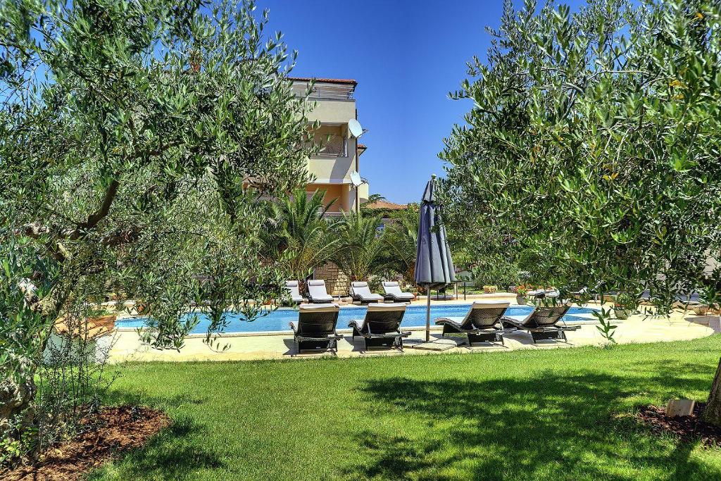 Basen w obiekcie Attraktive Ferienwohnung mit großem Pool, Klimaanlage, WLAN, BBQ und nur 700 Meter bis zum Sandstrand lub w pobliżu