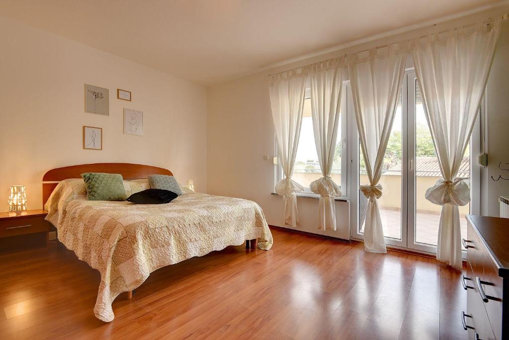 Łóżko lub łóżka w pokoju w obiekcie Attraktive Ferienwohnung mit großem Pool, Klimaanlage, WLAN, BBQ und nur 700 Meter bis zum Sandstrand
