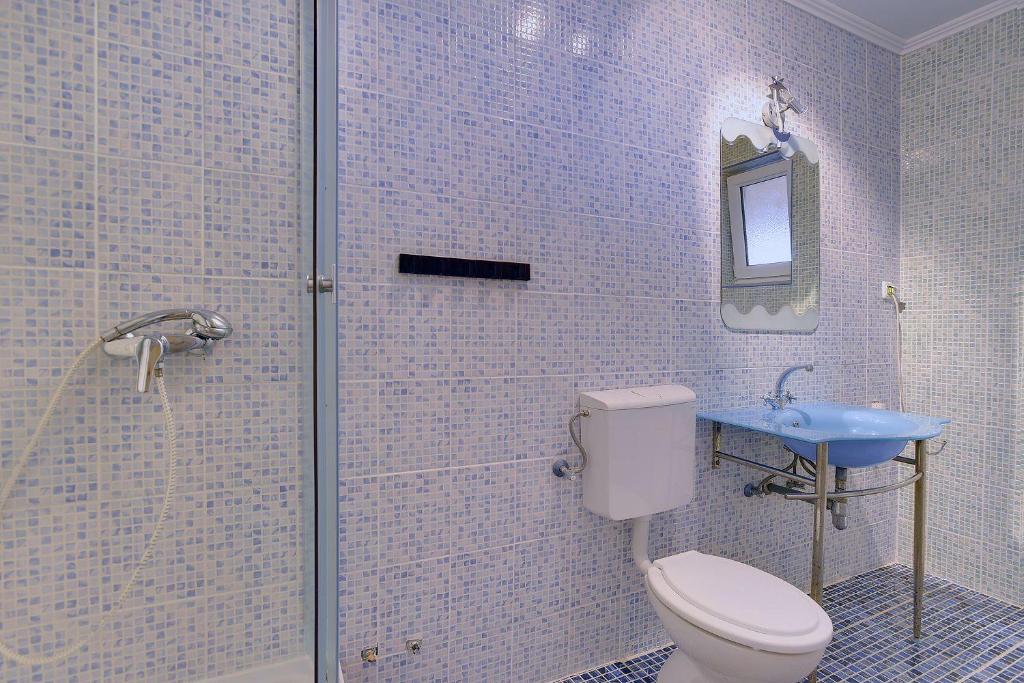 łazienka z prysznicem, toaletą i umywalką w obiekcie Ferienwohnung nur 500 Meter bis zum Kieselstrand mit großem Pool , Schlafzimmer, Bad, Küche, Klima, WLAN w mieście Ližnjan