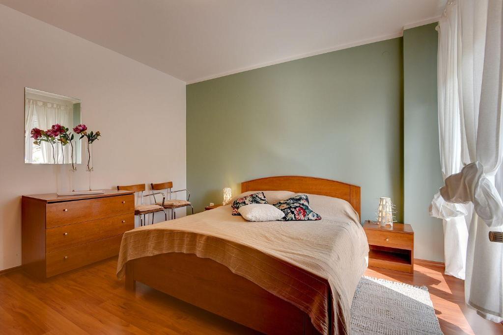 Łóżko lub łóżka w pokoju w obiekcie Attraktive Ferienwohnung mit großem Pool, Klimaanlage, WLAN, BBQ und nur 700 Meter bis zum Sandstrand