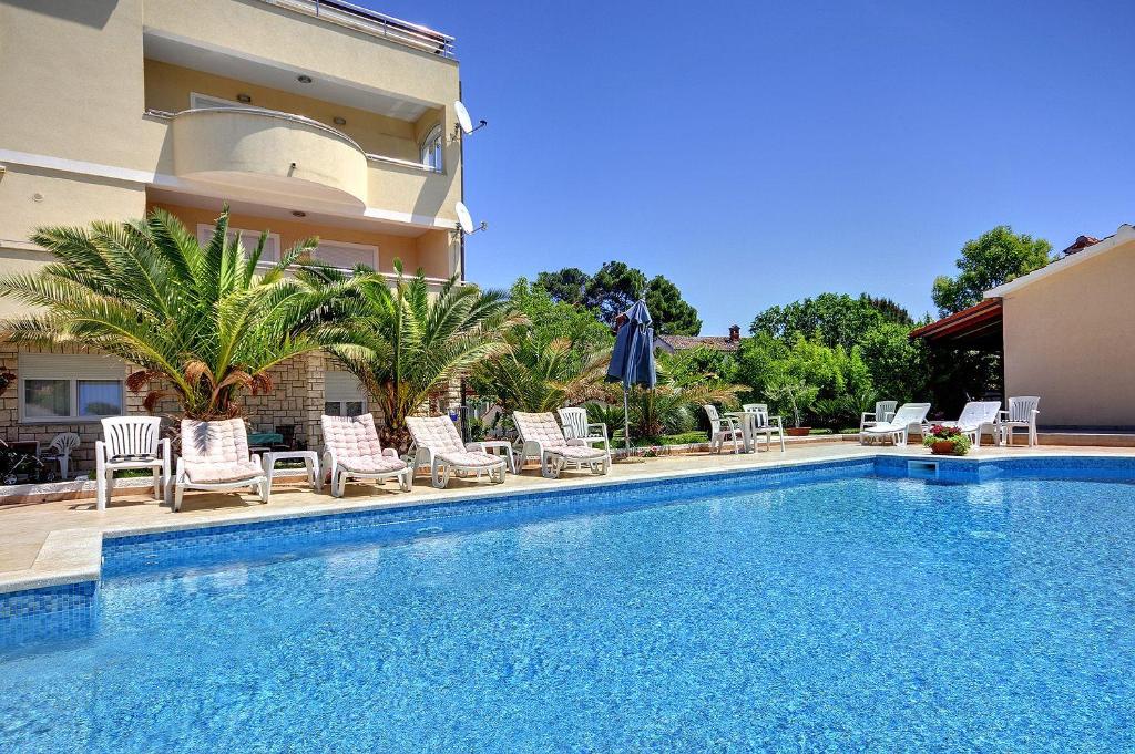 Basen w obiekcie Attraktive Ferienwohnung mit großem Pool, Klimaanlage, WLAN, BBQ und nur 700 Meter bis zum Sandstrand lub w pobliżu