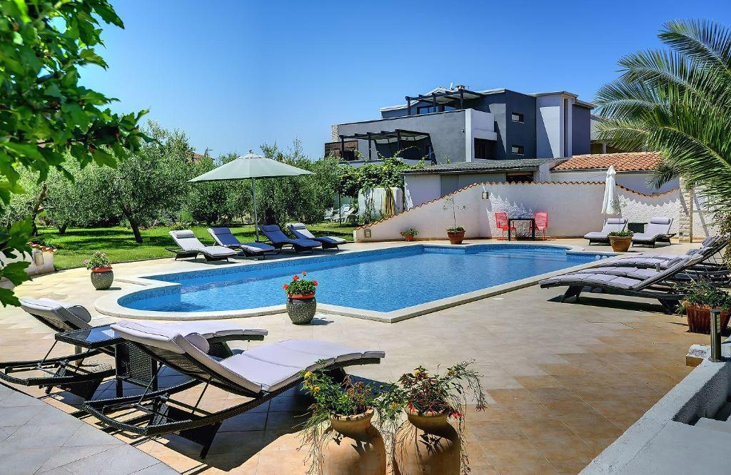 Basen w obiekcie Attraktive Ferienwohnung mit großem Pool, Klimaanlage, WLAN, BBQ und nur 700 Meter bis zum Sandstrand lub w pobliżu