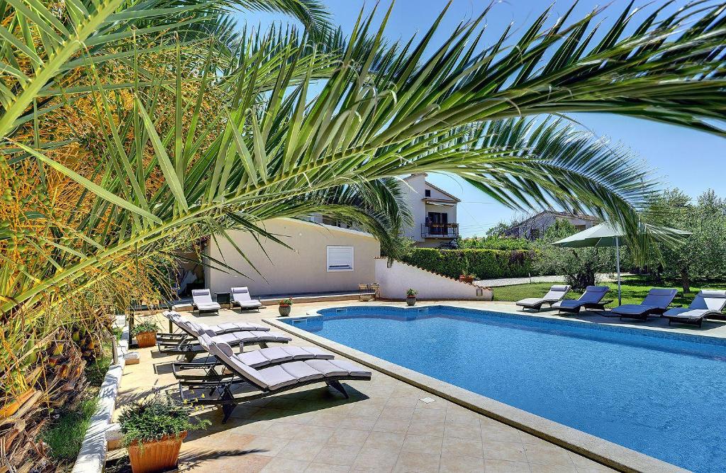 Basen w obiekcie Attraktive Ferienwohnung mit großem Pool, Klimaanlage, WLAN, BBQ und nur 700 Meter bis zum Sandstrand lub w pobliżu