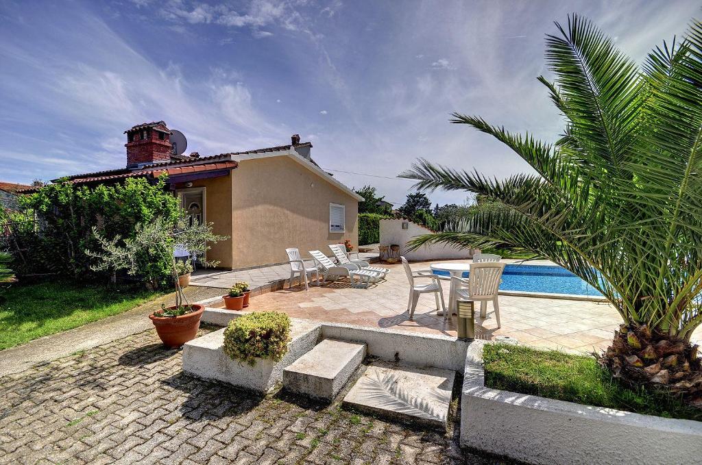 Basen w obiekcie Attraktive Ferienwohnung mit großem Pool, Klimaanlage, WLAN, BBQ und nur 700 Meter bis zum Sandstrand lub w pobliżu