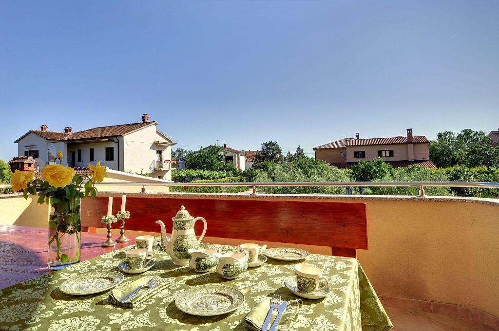 Balkon lub taras w obiekcie Attraktive Ferienwohnung mit großem Pool, Klimaanlage, WLAN, BBQ und nur 700 Meter bis zum Sandstrand