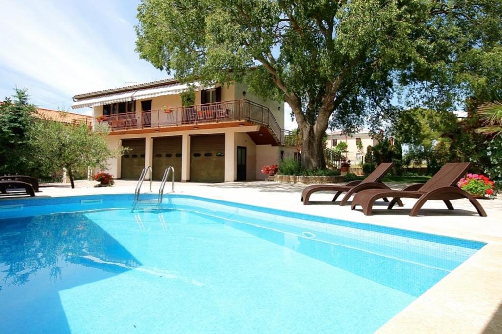Zdjęcie z galerii obiektu Ferienwohnung mit Pool, WLAN, Klima, Haustiere erlaubt und schönem Außenbereich w mieście Krnica
