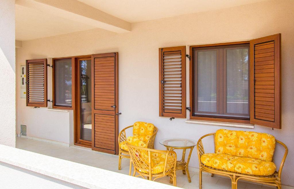 Posezení v ubytování Ferienwohnung nur 500 Meter bis zum Kieselstrand mit Küche, Klima, WLAN, Haustiere erlaubt