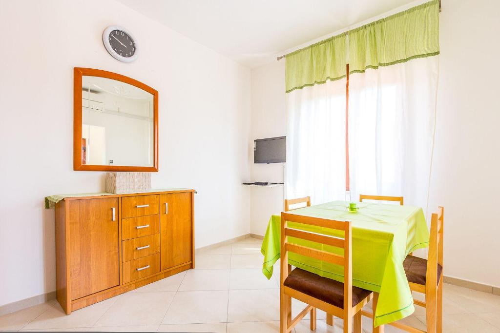 TV a/nebo společenská místnost v ubytování Ferienwohnung nur 500 Meter bis zum Kieselstrand mit Küche, Klima, WLAN, Haustiere erlaubt