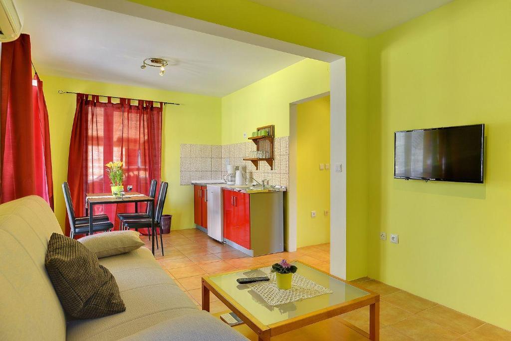 Televízia a/alebo spoločenská miestnosť v ubytovaní Ferienwohnung Dana