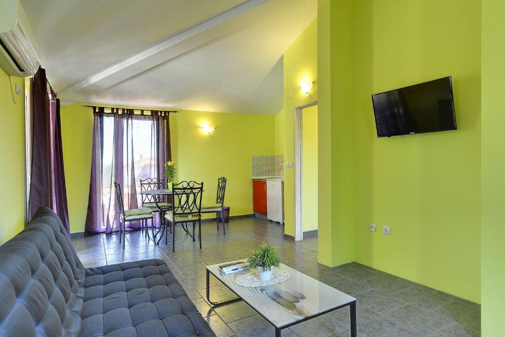 Televízia a/alebo spoločenská miestnosť v ubytovaní Schöne Ferienwohnung nur 500 Meter bis zum Kieselstrand mit großem Pool, Küche, Klima, WLAN, Balkon, Grill