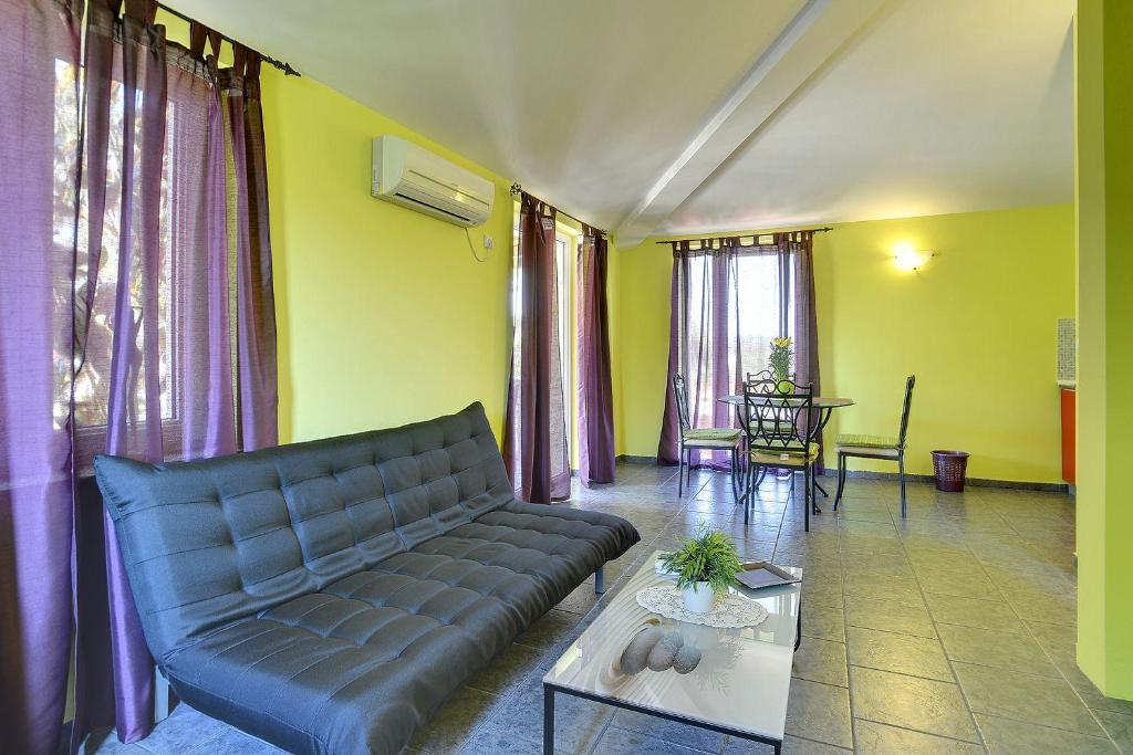 Posedenie v ubytovaní Schöne Ferienwohnung nur 500 Meter bis zum Kieselstrand mit großem Pool, Küche, Klima, WLAN, Balkon, Grill