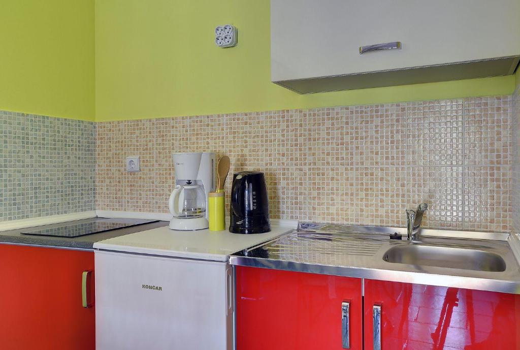 Kuchyňa alebo kuchynka v ubytovaní Schöne Ferienwohnung nur 500 Meter bis zum Kieselstrand mit großem Pool, Küche, Klima, WLAN, Balkon, Grill