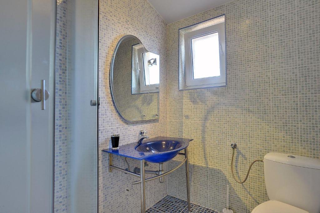 Kúpeľňa v ubytovaní Schöne Ferienwohnung nur 500 Meter bis zum Kieselstrand mit großem Pool, Küche, Klima, WLAN, Balkon, Grill