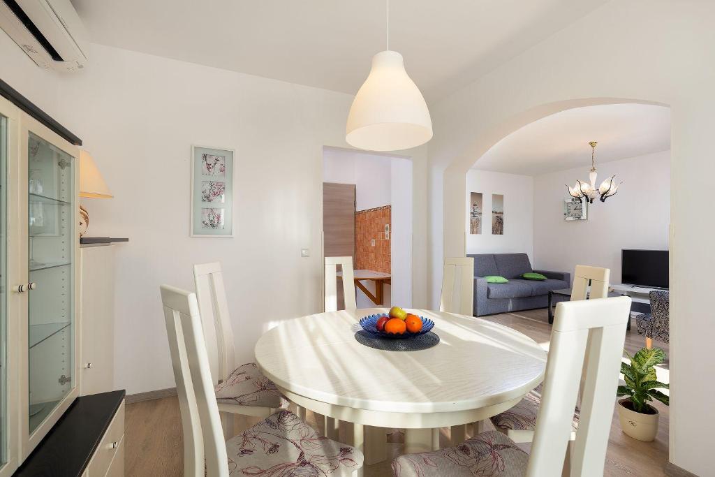 Posedenie v ubytovaní Neu renovierte Ferienwohnung mit Klima, WLAN, Terrasse und Grill