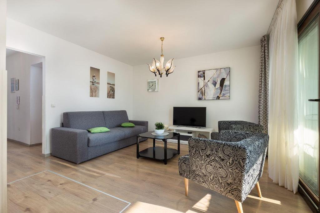 Televízia a/alebo spoločenská miestnosť v ubytovaní Neu renovierte Ferienwohnung mit Klima, WLAN, Terrasse und Grill