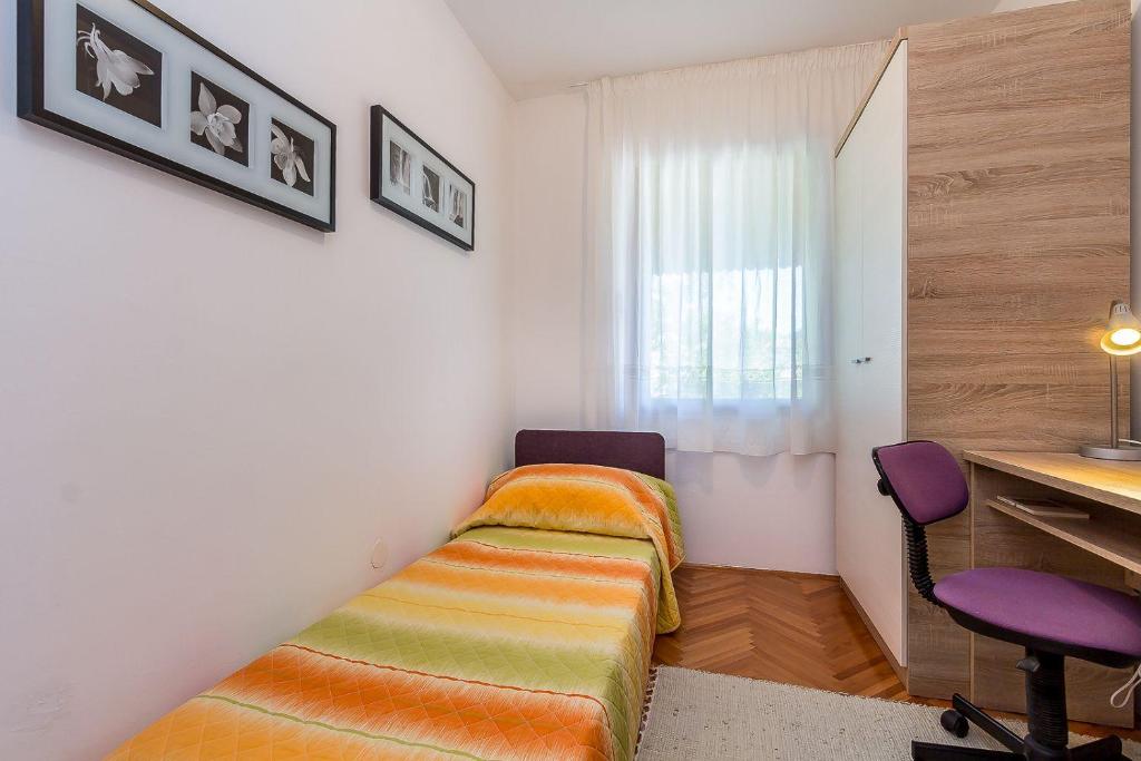 Posteľ alebo postele v izbe v ubytovaní Neu renovierte Ferienwohnung mit Klima, WLAN, Terrasse und Grill
