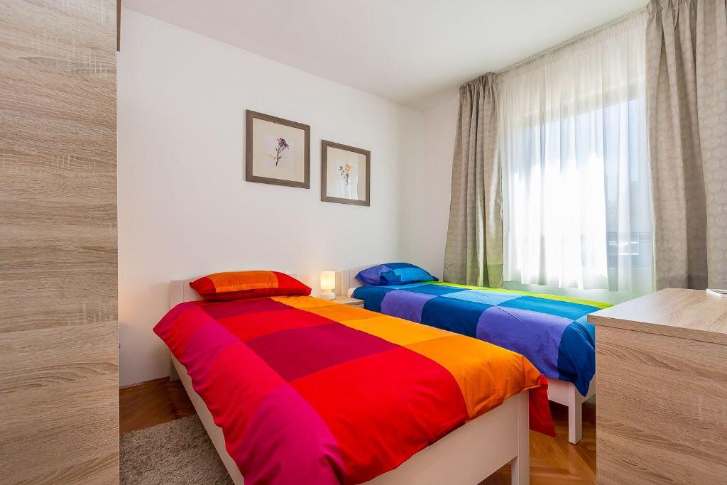 Posteľ alebo postele v izbe v ubytovaní Neu renovierte Ferienwohnung mit Klima, WLAN, Terrasse und Grill