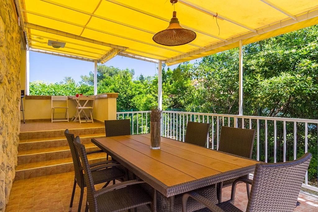 Balkón nebo terasa v ubytování Im Jahr 2014 renoviertes Ferienhaus 400 Meter zum Strand