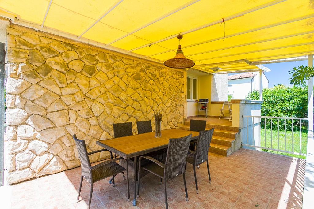 Fotografie z fotogalerie ubytování Im Jahr 2014 renoviertes Ferienhaus 400 Meter zum Strand v destinaci Premantura